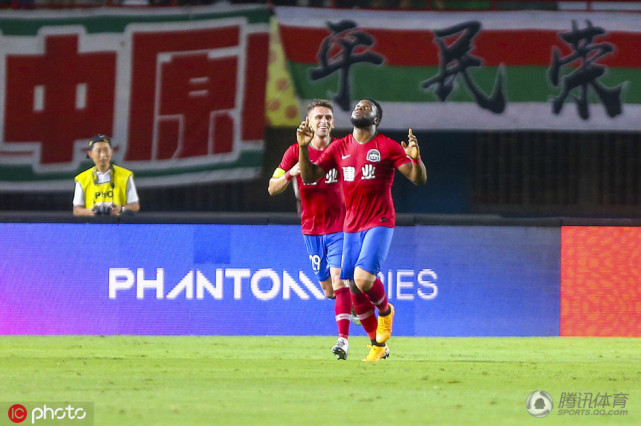  弗赖堡锋线双星闪耀，联手破门助球队登顶