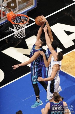  奥尔良中场拼抢积极，阻断对方传导切断联系