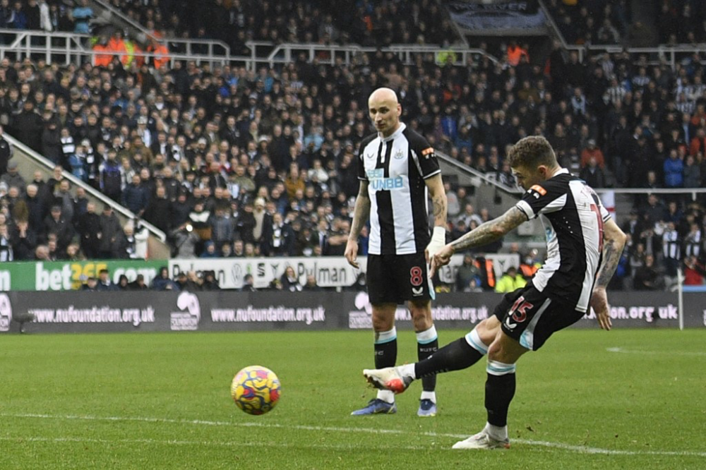  特里皮尔定位球破门,纽卡斯尔战平曼联  